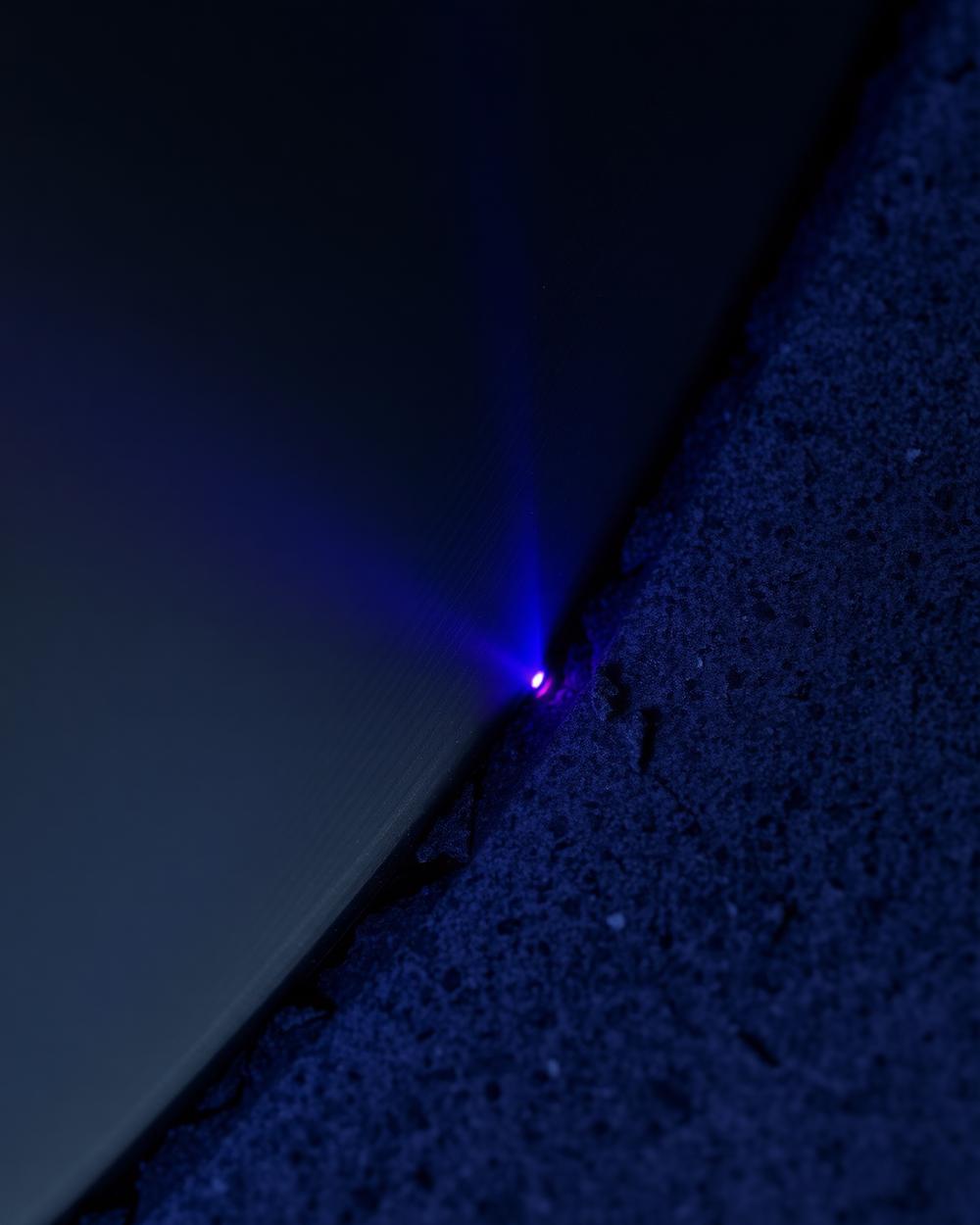 Textura macro de metal y hormigón con destello violeta